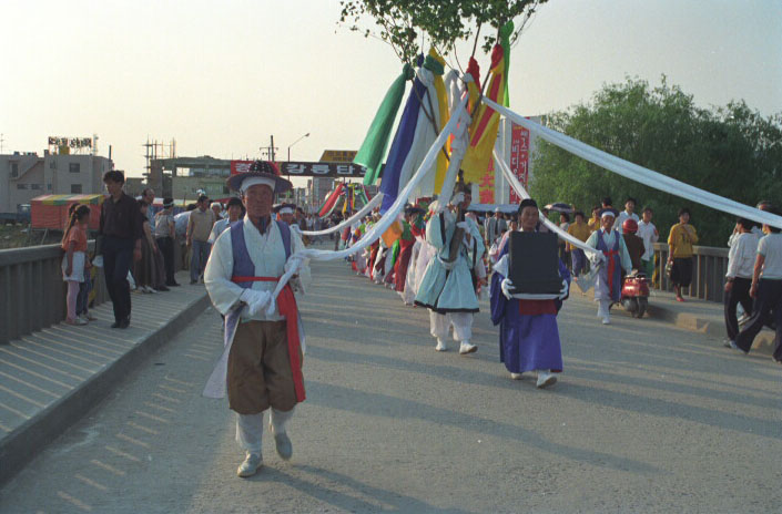 1990.5.26 단오제(영신부사행차.단오장전경.씨름.조전제.농악)001.jpg